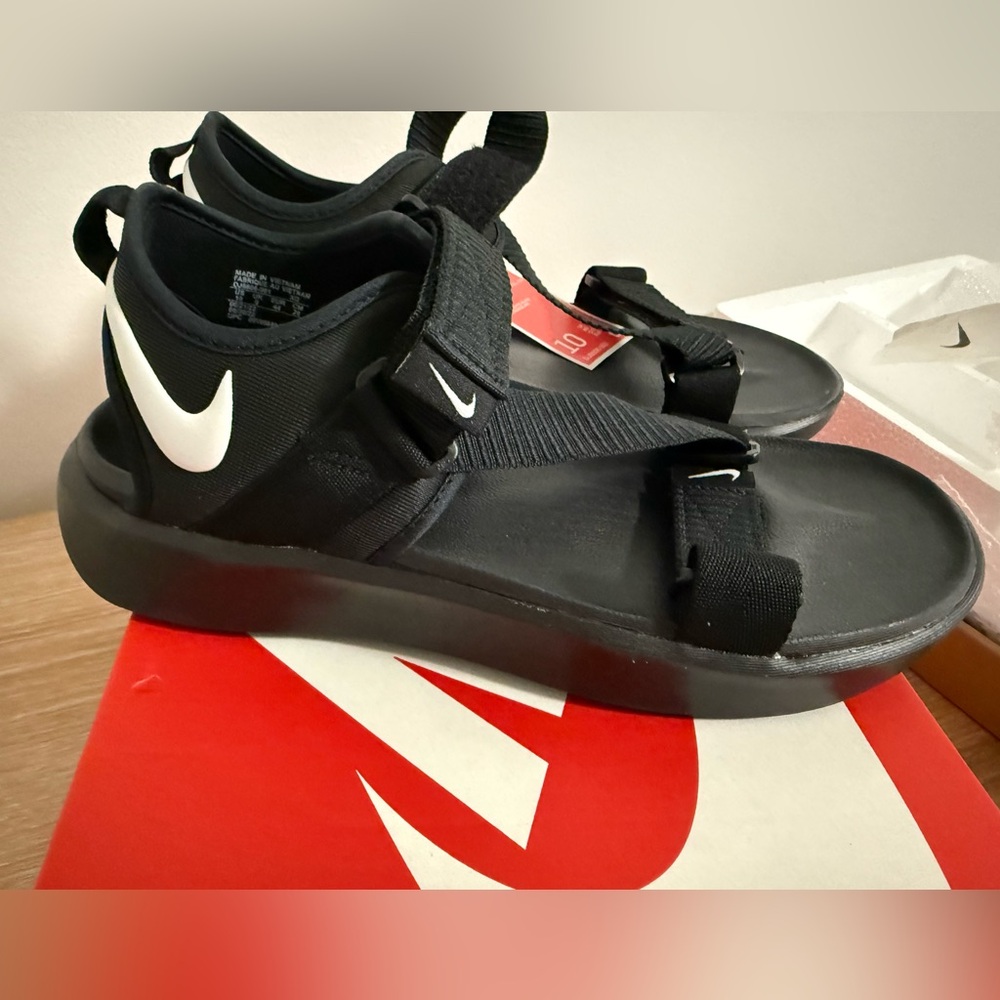 NWT Nike Vista Women Sandal